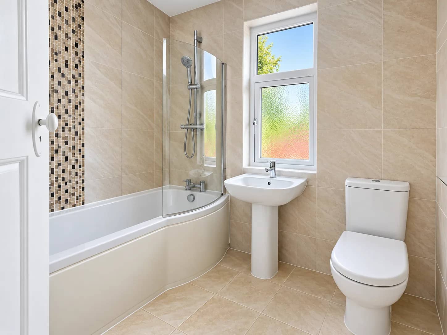 A tiled bathroom suite left clean for an end of tenancy inspection.